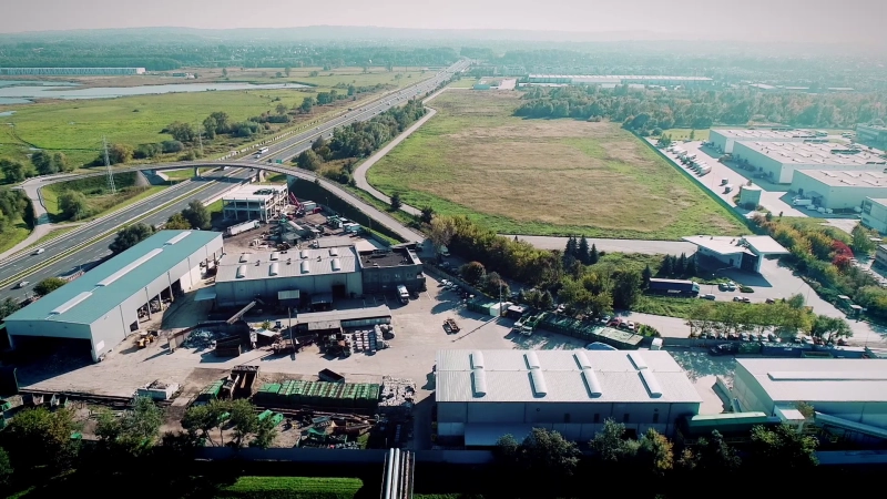 Widok na siedzibę firmy z perspektywy drona. Widoczne hale produkcyjne i magazynowe